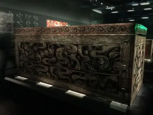 这样的棺木有三个,还展出了此墓葬的主人长沙王"利苍"的老婆"辛追"的