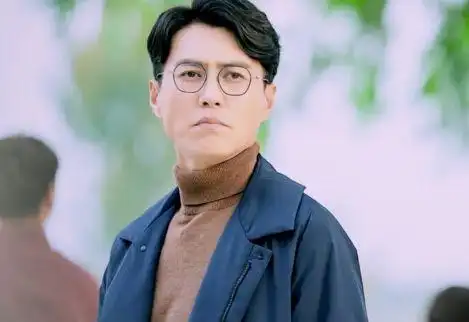 仔细看看靳东出道以来的成绩吧,手握爆款剧,却从来没有拿过三大奖项中