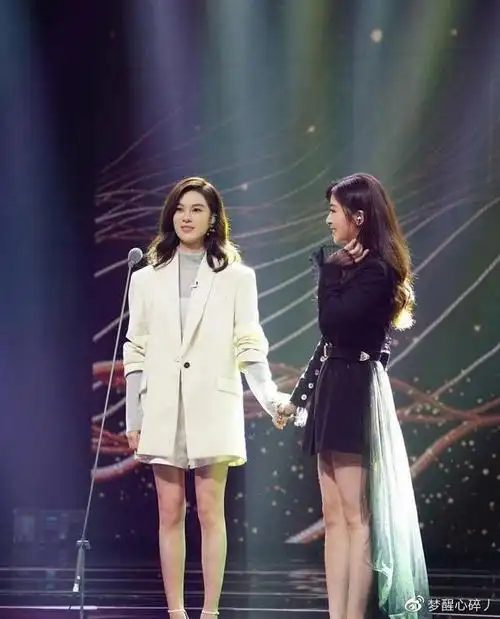 31岁张含韵同台37岁郁可唯,同穿西装秀纤细长腿,差6岁像同龄人