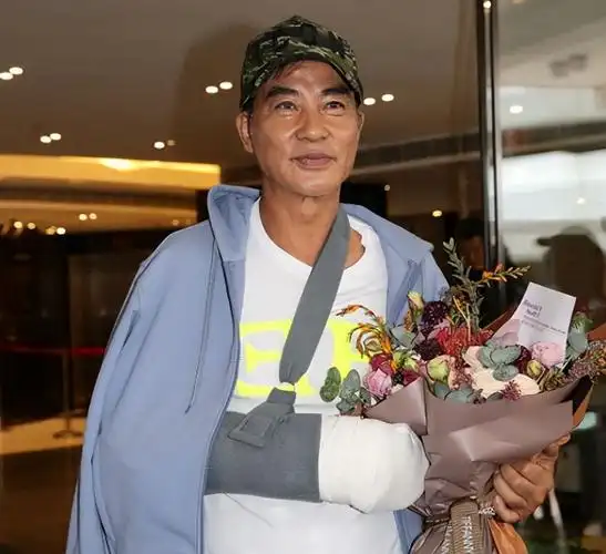 事后据媒体的报道,该男子有精神类疾病,得知男子的病症后,任达华选择