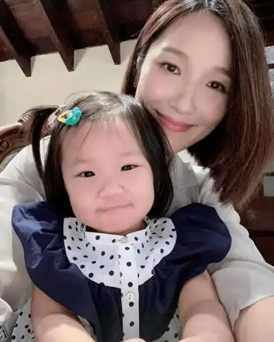 王祖蓝2岁女儿长大好多身高快到