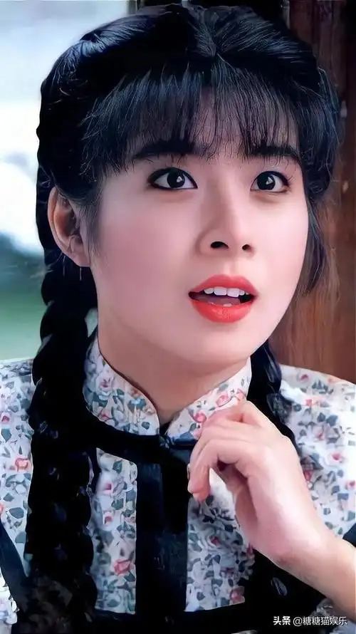 琼瑶女郎岳翎清丽脱俗气质非凡