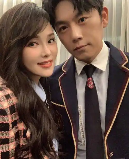 秦昊和伊能静是娱乐圈中的一对模范夫妻,两人相识于微时,共同经历了