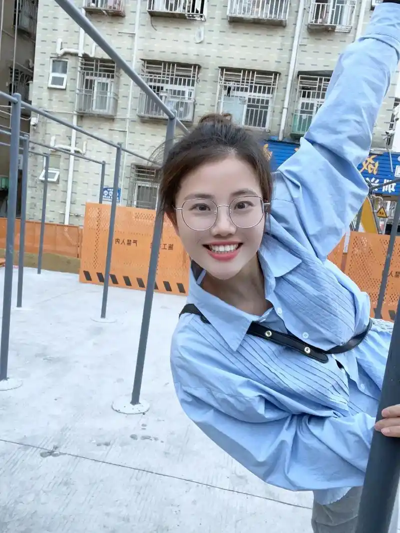 保持开心超酷的.#腼腆害羞内向社恐文静小女生  #治愈系笑容 - 抖音