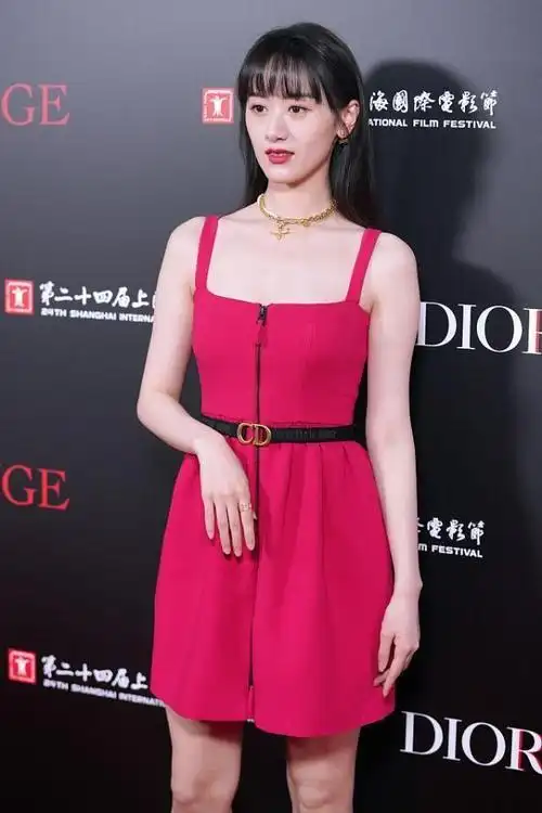 袁冰妍还是别梳齐刘海了,红色吊带裙女人味挺足,但发型缺点气质