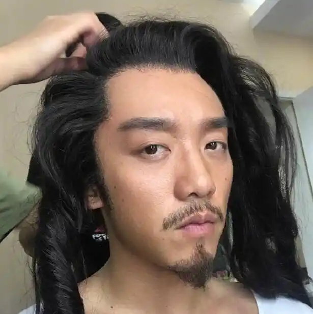 4,造型在给郑恺弄发型,一头长卷发配上胡子拉渣,一幅古人的样子!