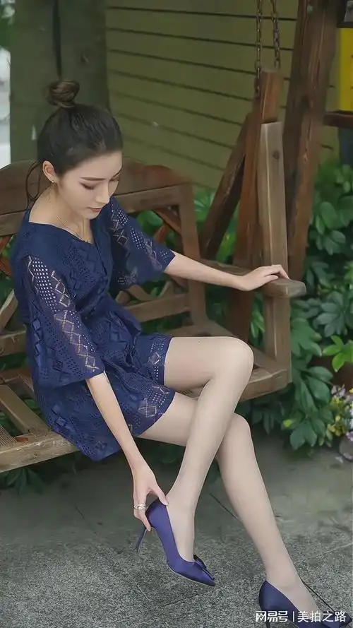 深紫色的连衣裙搭配紫色细高跟显露裹着肉丝的修长美腿赞