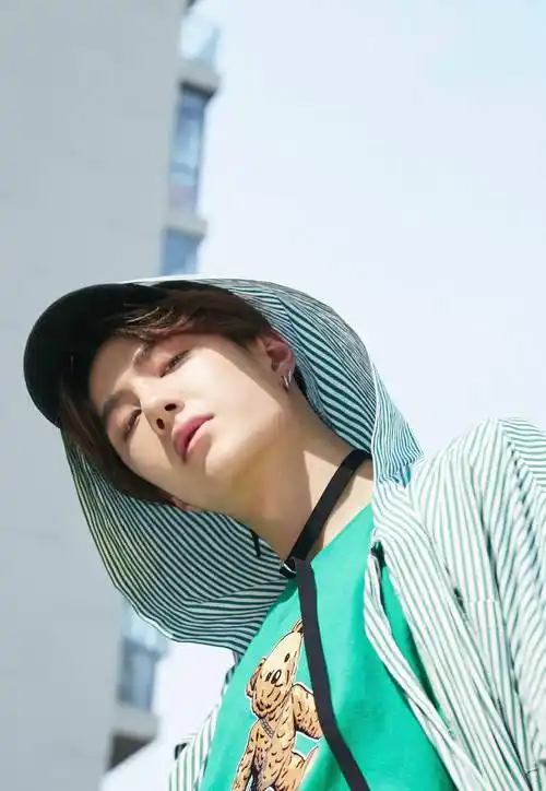 王一博机场饭拍图,棒球帽白色运动服配牛仔裤身形消瘦,是真的帅_黑色