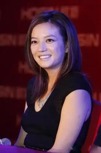 赵薇虽然不是小脸美人,但是她有种非常迷人的气质,但是最近发胖的赵薇