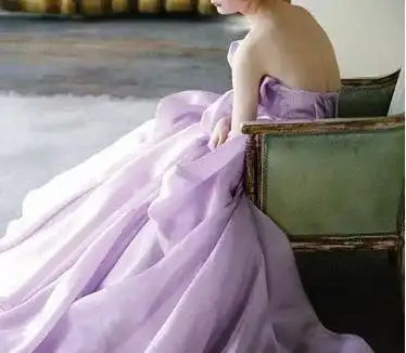 这个天生高贵的颜色, 能让你越穿越有女人味, 留学生最喜欢的花色