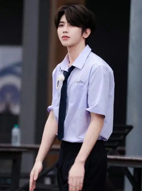 蔡徐坤白月光学长##易姐in衣橱#@蔡徐坤校服造型,搭配领带短裤运缎