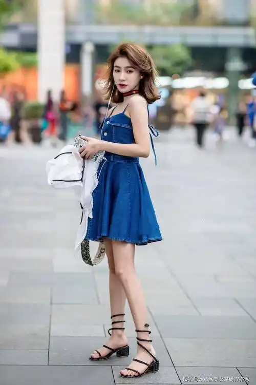 吊带裙 夏天穿连衣裙,注意这些细节,穿出不同的气质和风格_裙子_鞋子