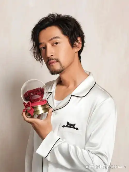 胡歌变化可真大!烫头发蓄胡须穿衣造型文艺潇洒,没颜值早垮了 - 知乎