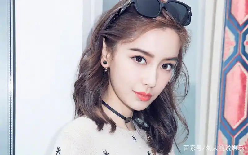 杨颖:清纯可爱,一组图感受她的美,到底哪一张是你的手机壁纸?