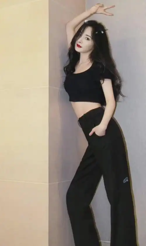 熟悉杨幂的人都知道她的身材很好,所以不管是日常生活中还是出席活动