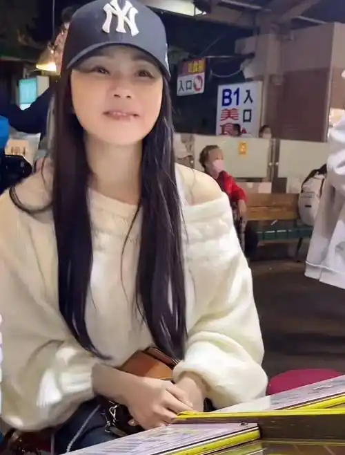 伊能静和女儿逛台北夜市,吃路边摊被认出来,7岁小米粒特别瘦_孩子