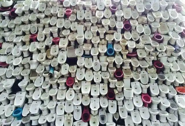 世界最大露天厕所成千上万的马桶堆积如山却是用来表白的