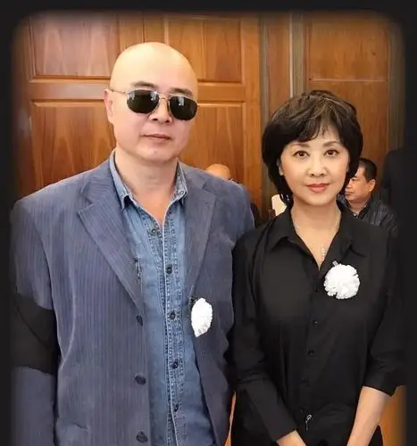 徐少华和迟重瑞同穿西装,一个儒雅一个酷帅,奔七的他们不见老