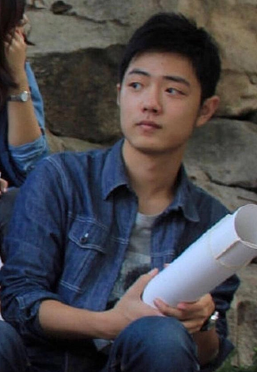 神通广大的网友们,就通过"考古"把肖战出道前的照片扒了出来.