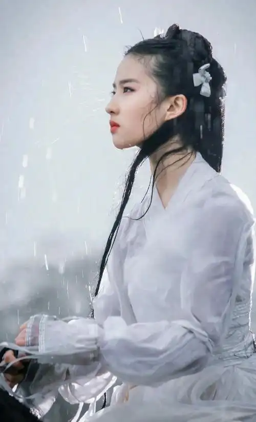 刘亦菲17岁跑步旧照#犹记得她1岁的时候拍的小龙女,不愧是骨相美女