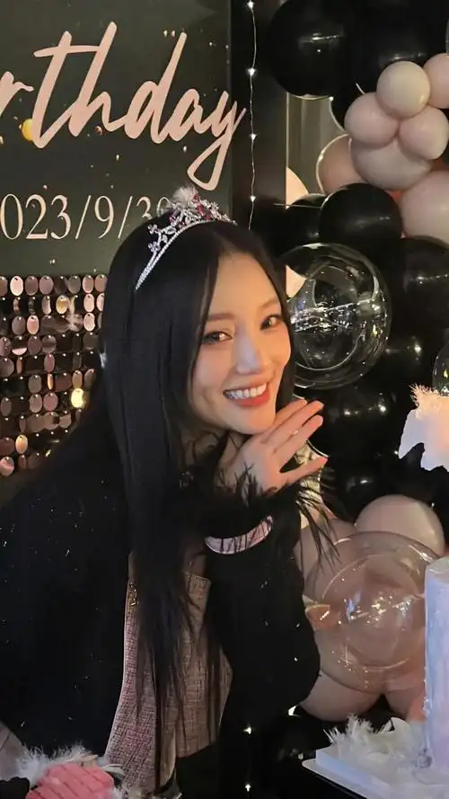 李小璐庆42岁生日,超大玫瑰花束抢眼,一身穿搭身姿好曼妙