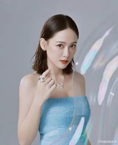 陈乔恩再次秀了一波黑色丝袜搭配蓝色连衣裙尽显迷人身姿