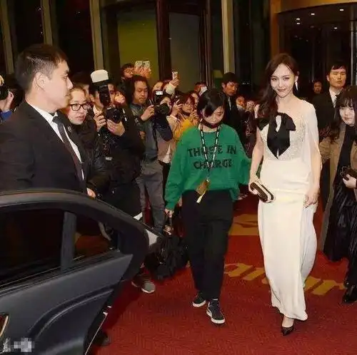 路人抓拍的明星,刘晓庆满脸皱纹,赵丽颖呆萌可爱,baby又黑又瘦