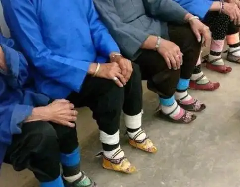 "金莲"与小脚是怎样联系起来的?