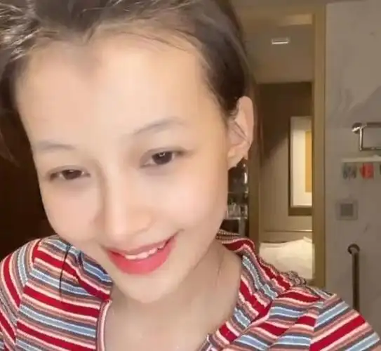 孙怡对着镜头卸妆按摩手法引热议看清素颜皮肤状态不再羡慕