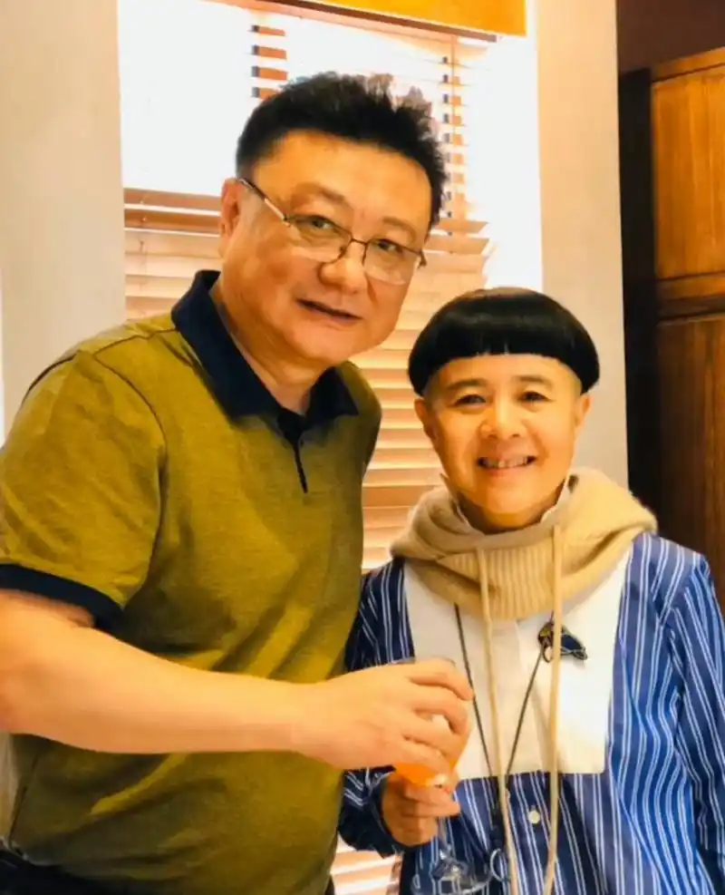 看金龟子年轻时的样子,她更适合留长发吧.