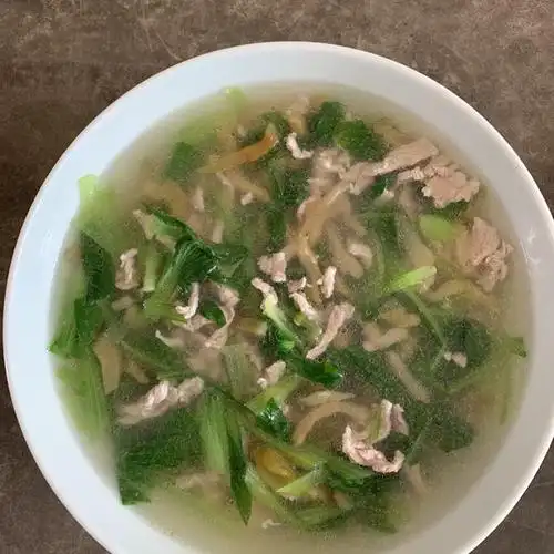 p>青菜肉丝榨菜汤是一道简单的家常美食,制作原料主要有榨菜,肉丝, a