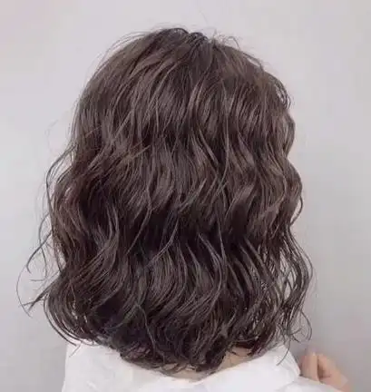 现在时尚的许多的卷发造型就是采用冷烫的办法烫出来的