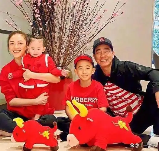 近日,陈小春罕见晒出二胎儿子的正脸照,画面曝光后,引发网友热议.