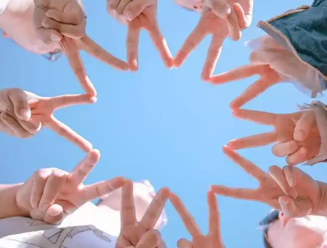 毕业合照怎么拍才好看创意毕业照攻略集体照中自己上镜技巧