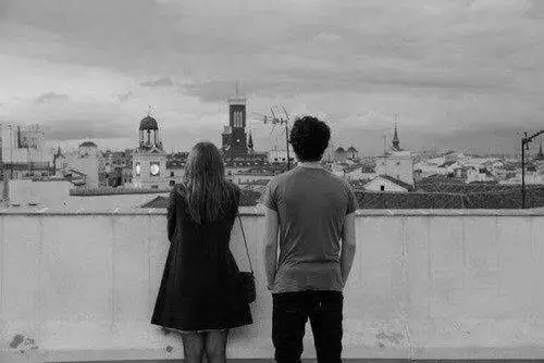 情侣两人一张情侣背影黑白图片