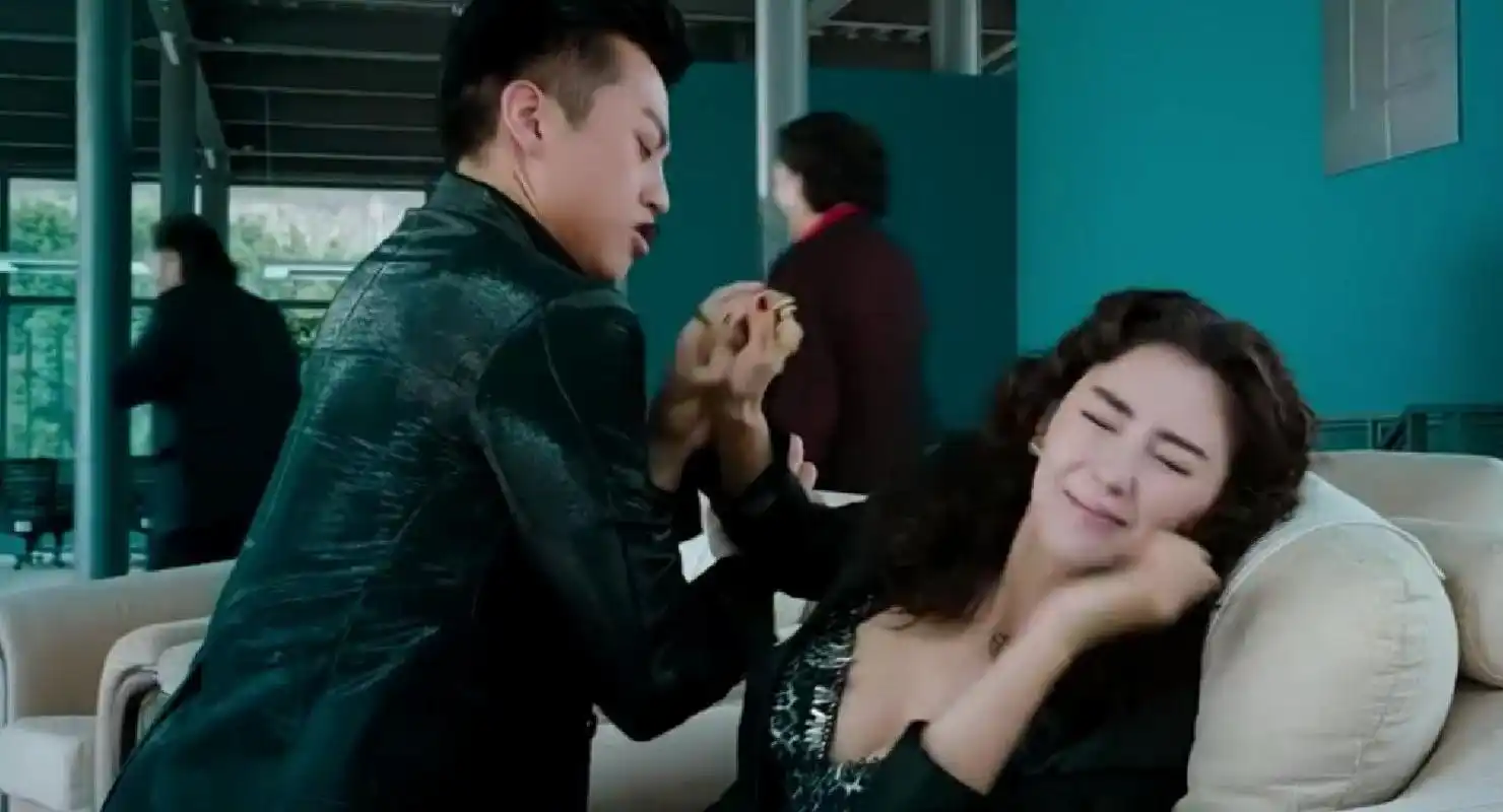 邓超"强摁"张雨绮,有谁注意到她的本能反应?娘娘都看不下去了