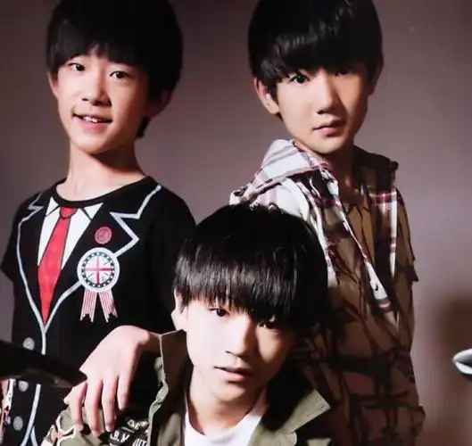 【图】tfboysexo合照首度同台一家亲 后台送专辑拍合影