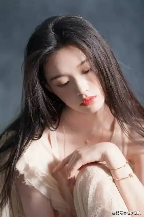 林允蝶之吻封面大片惊艳,优雅灵动,美神降临,气质非凡