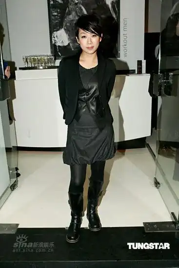 组图:林忆莲出席画展 和好友亲近不怕传绯闻