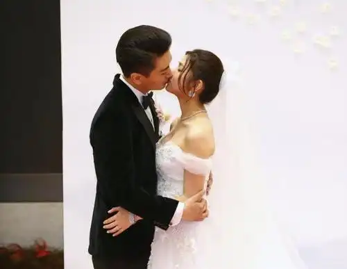 陈晓陈妍希举行婚礼 两人甜蜜热吻画面温馨