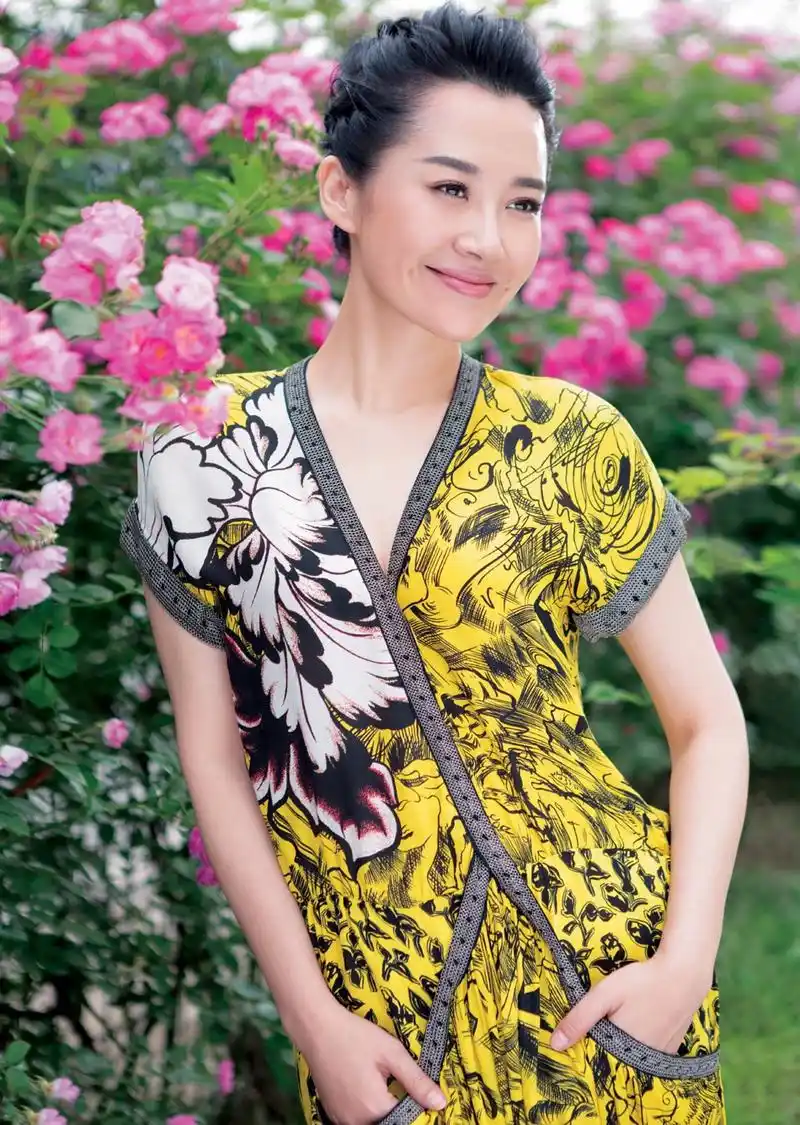 许晴清新裸妆登封面 浪漫夏日的花漾美人