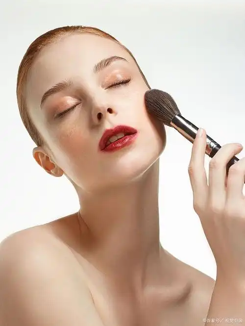 腮红膏是化妆品中不可或缺的单品之一,可以让面部看起来更加生动和有