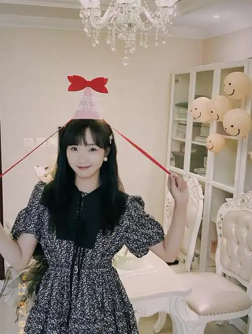 吕小雨生日发照碎花连衣裙生日眼镜好有特色是个小公主