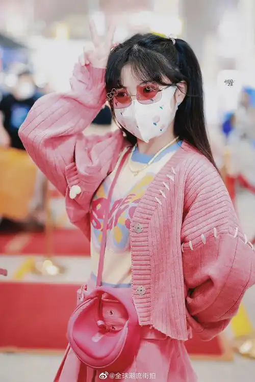 赖美云最新机场私服更新可爱甜妹小赖出街