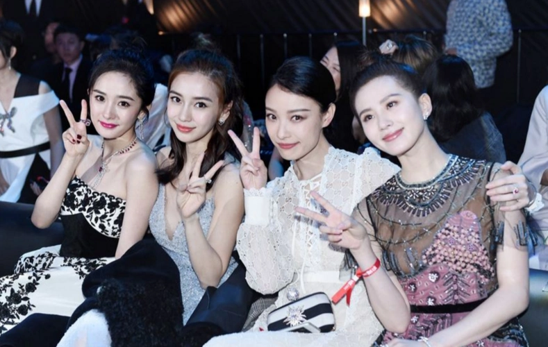 杨幂跟谁合影都没输过,唯独遇到图6败下阵,网友:不忍直视!