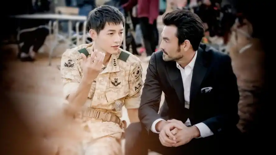 韩剧太阳的后裔花絮剧照壁纸太阳的后裔宋仲基宋慧乔晋久金智媛剧照