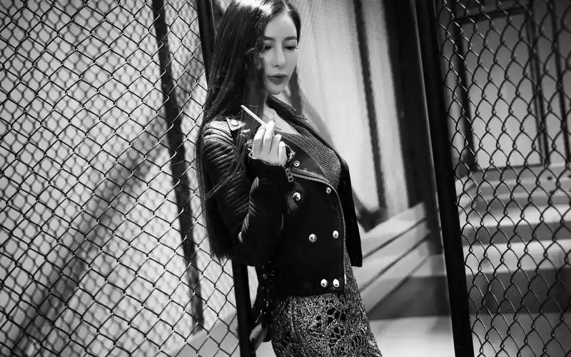 性感御姐帅气抽烟写真