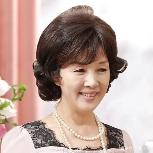 60岁-70岁老人短发型有:法式微卷,空气梨花头,遮耳小卷发,齐耳短发.