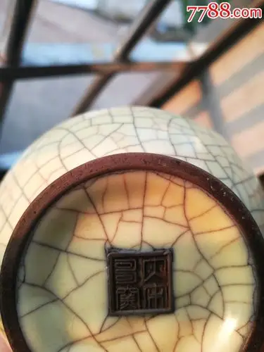 大宋哥窑款金丝铁线米黄釉哥窑瓶