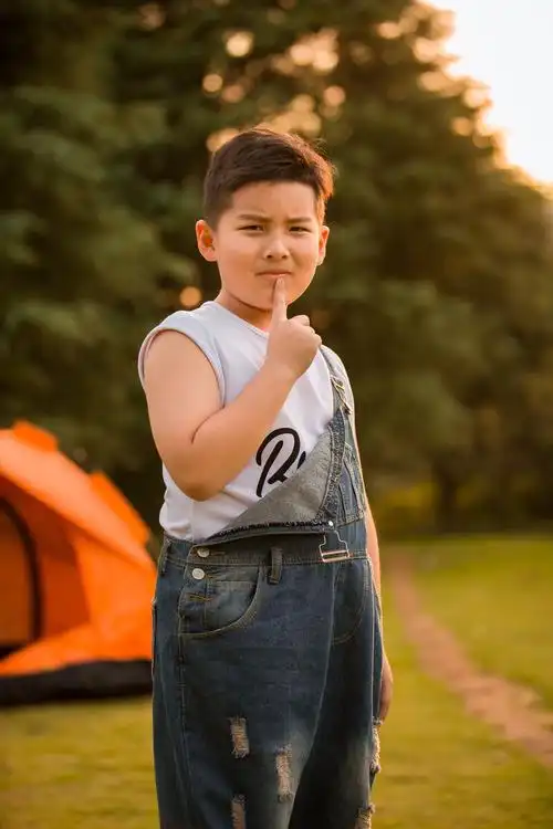 九岁的帅气男孩